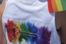 Rücken einer Person, die ein UCB Short mit Regenbogenfarben und Logo trägt